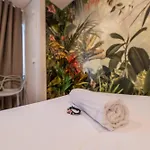 Hollywood 9 People - Khbnb Center