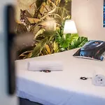 Hollywood 9 People - Khbnb Center *