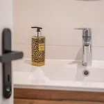 Hollywood 9 People - Khbnb Center * Strasbourg