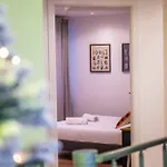 Hollywood 9 People - Khbnb Center