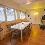 Hollywood 9 People - Khbnb Center