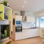 Hollywood 9 People - Khbnb Center