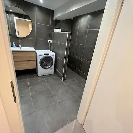 Hollywood 9 People - Khbnb Center