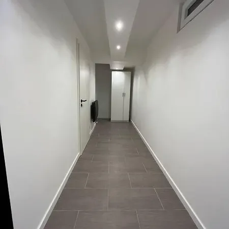 Hollywood 9 People - Khbnb Center