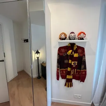 Hollywood 9 People - Khbnb Center