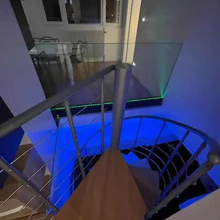 Hollywood 9 People - Khbnb Center