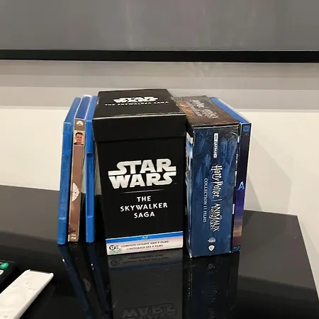 Hollywood 9 People - Khbnb Center