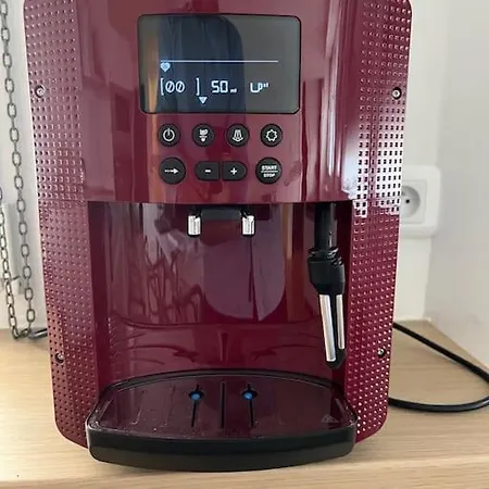 Hollywood 9 People - Khbnb Center