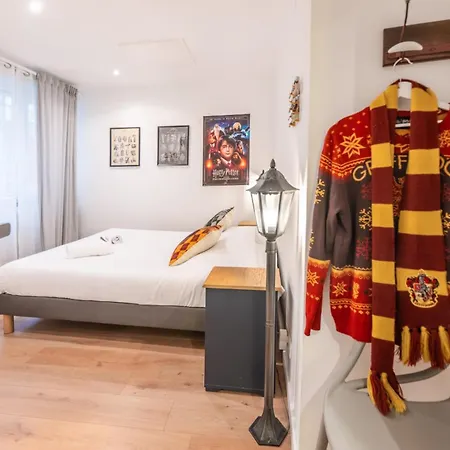 Hollywood 9 People - Khbnb Center Apartmán *