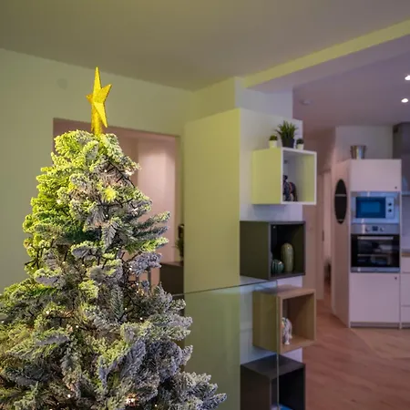 Hollywood 9 People - Khbnb Center