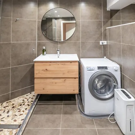 Hollywood 9 People - Khbnb Center * Strasburg