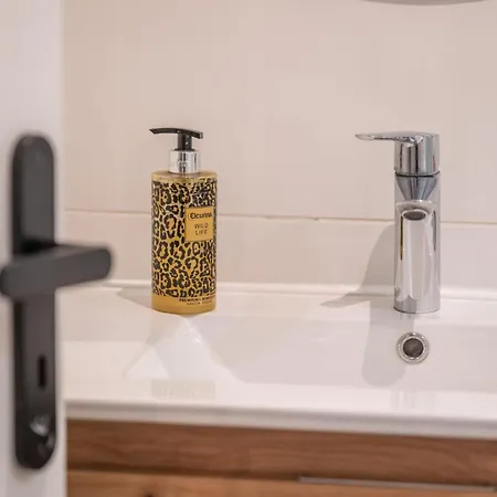 Hollywood 9 People - Khbnb Center * Strasburg