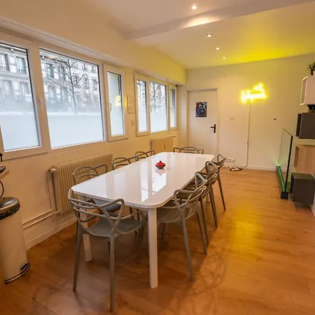 Hollywood 9 People - Khbnb Center
