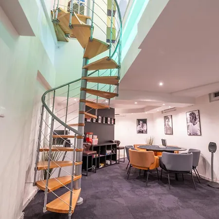 Hollywood 9 People - Khbnb Center *