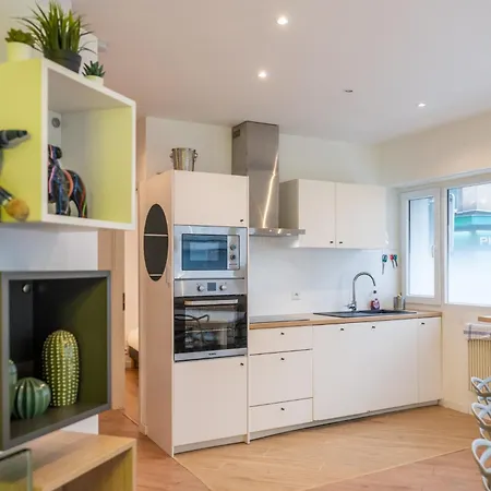 Hollywood 9 People - Khbnb Center
