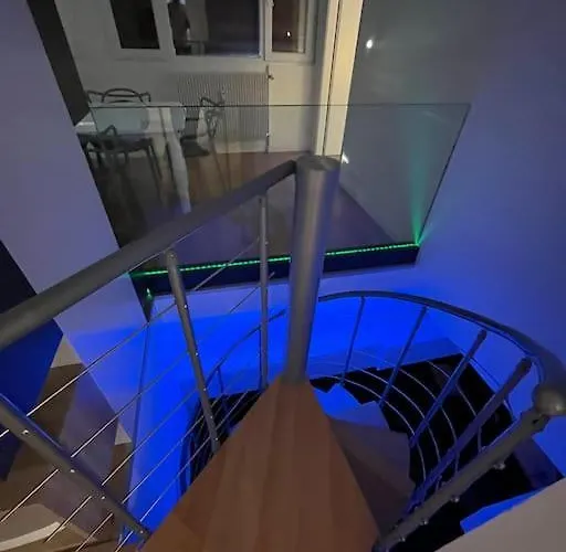 Hollywood 9 People - Khbnb Center