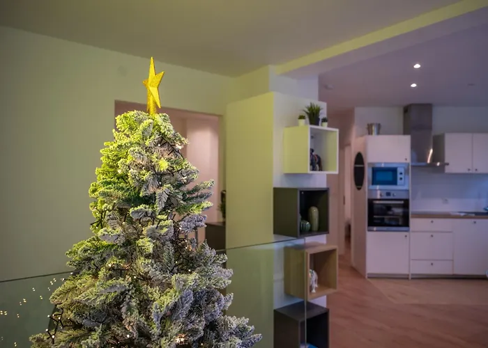 Hollywood 9 People - Khbnb Center