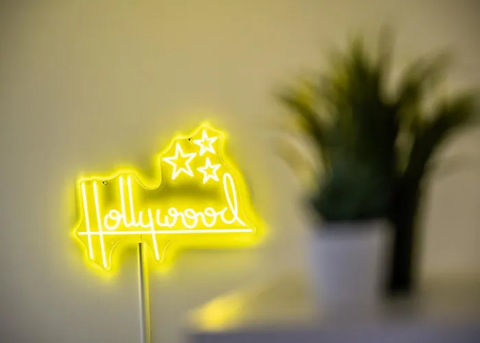 Hollywood 9 People - Khbnb Center Štrasburk