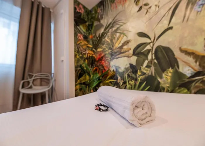 Hollywood 9 People - Khbnb Center