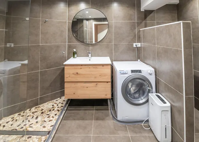 Hollywood 9 People - Khbnb Center * Štrasburk