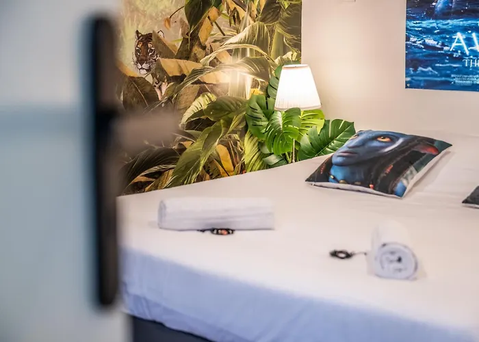Hollywood 9 People - Khbnb Center *