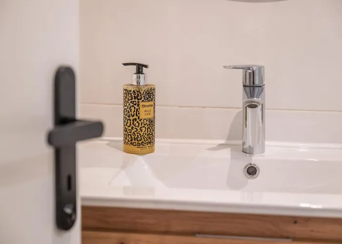 Hollywood 9 People - Khbnb Center * Štrasburk