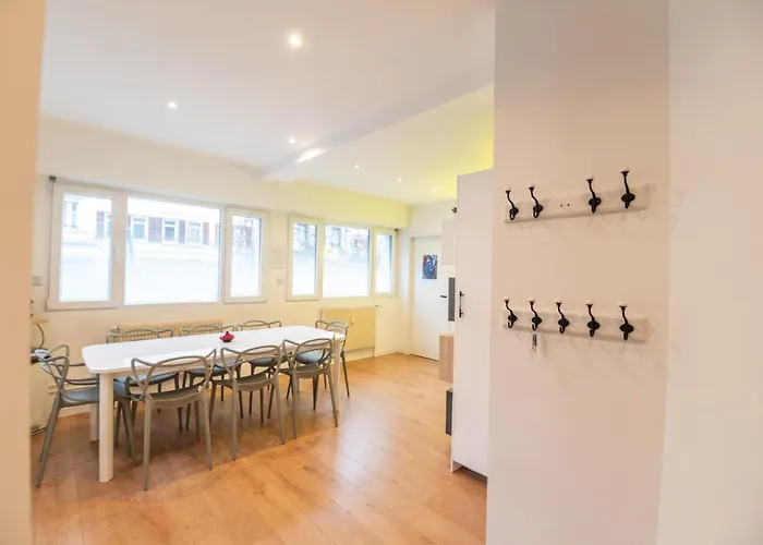 Hollywood 9 People - Khbnb Center Apartmán *