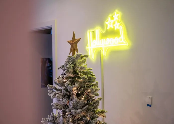 Hollywood 9 People - Khbnb Center Štrasburk