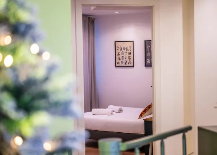 Hollywood 9 People - Khbnb Center