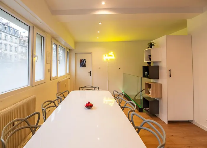 Hollywood 9 People - Khbnb Center * Štrasburk