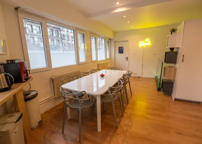 Hollywood 9 People - Khbnb Center