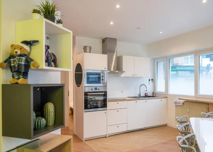 Hollywood 9 People - Khbnb Center