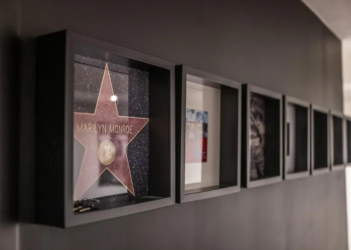 Hollywood 9 People - Khbnb Center Štrasburk