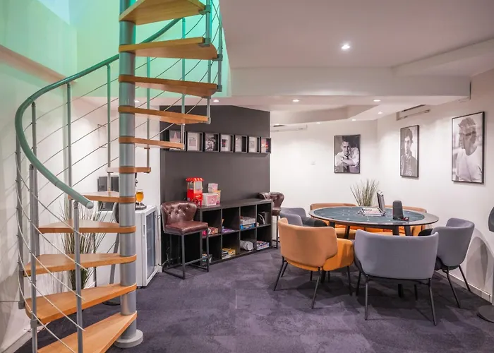 Hollywood 9 People - Khbnb Center Apartmán