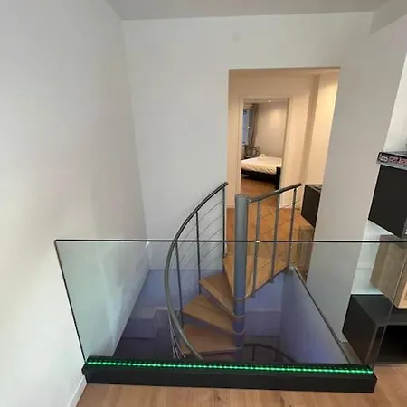 Hollywood 9 People - Khbnb Center Straßburg